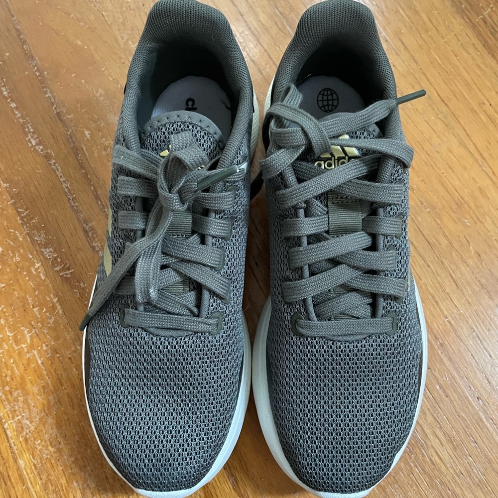 Adidas cloudfoam sneakers - like new! Size 7